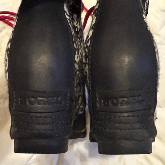 Sorel PDX Wedge Boot with Hot Pink Laces
Women’s Size 9 - Picture 5 of 9